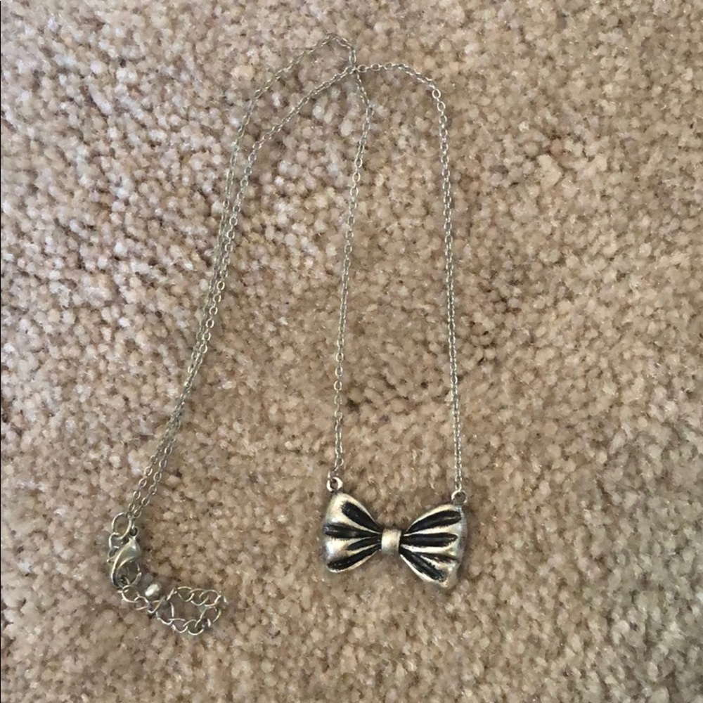 Bow-tie silver necklace